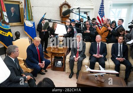 Washington, Vereinigte Staaten. März 2020. Präsident Donald Trump trifft sich am 2. März 2020 mit dem kolumbianischen Präsidenten Ivan Duque Marquez im Oval Office im Weißen Haus in Washington, DC. Foto von Kevin Dietsch/UPI Credit: UPI/Alamy Live News Stockfoto