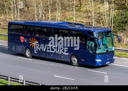 Mercedes-Benz Tourismo O355 Auto; Travelsure Coaches Ltd. – Autovermietung von Reisebussen mit Sitz in Northumberland. Fahrzeugverkehr, Transport, modern, Bus Richtung Süden auf der dreispurigen Autobahn M6. Stockfoto