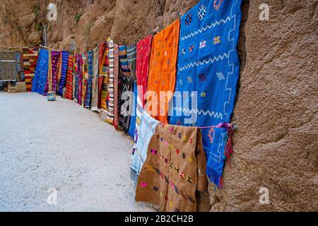 Bunte handgefertigte Teppiche im Basar (Toudgha Gorges, Marokko) Stockfoto