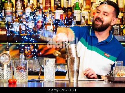 Kiew, Ukraine, 22. Februar 2020. Barkeeper gießt Wodka in einen Shaker, während er einen Blutigen Maria-Cocktail vorbereitet Stockfoto