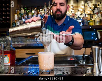 Kiew, Ukraine, 22. Februar 2020. Barkeeper macht Bamboleo Cocktail Stockfoto