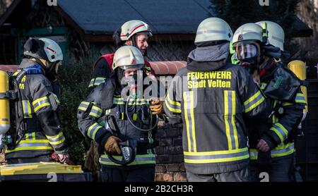 Velten, Deutschland. März 2020. Feuerwehrleute stehen vor einem Mehrfamilienbau. Dort brannte es aus bisher ungeklärten Gründen in einer Wohnung. Kredit: Paul Zinken / dpa / ZB / dpa / Alamy Live News Stockfoto