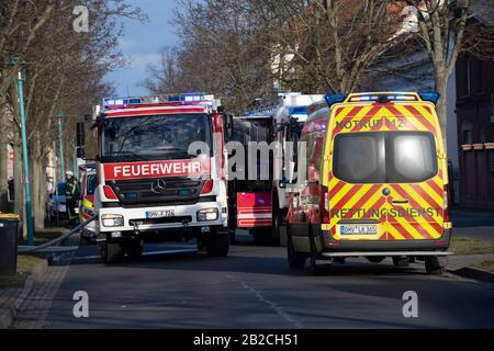 Velten, Deutschland. März 2020. Feuerwehrleute und Polizei stehen vor einem Mietshaus. Dort brannte es aus bisher ungeklärten Gründen in einer Wohnung. Kredit: Paul Zinken / dpa / ZB / dpa / Alamy Live News Stockfoto