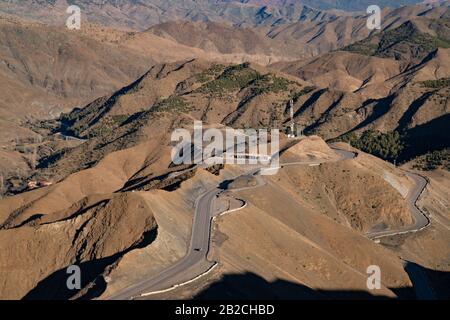 Blick auf die geschwungene Straße mitten in den Bergen - Tizi-Tichka - Marokko Stockfoto