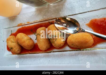 Frittierte traditionelle Kartoffel- und Schinkenkroketts werden als Teil einer Tapas-Mahlzeit in einem Restaurant auf Lanzarote kanarische Inseln spanien serviert Stockfoto