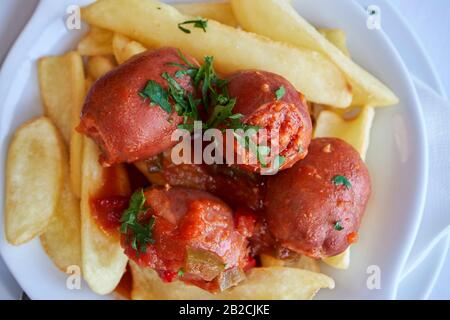 Chorizo-Würstchen mit Bratkartoffeln werden als Tapas in einem spanischen Restaurant Lanzarote kanarische Inseln spanien serviert Stockfoto