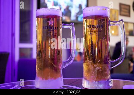 Zwei Gläser Eis kalt spanisch estrella damm Bier in einer Sportbar Fußball auf Lanzarote kanarische Inseln spanien Stockfoto