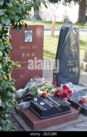 Die Nebengräber von Bruce Lee und seinem Sohn Brandon Lee auf dem Lake View Cemetery in Seattle, Washington, USA. Stockfoto