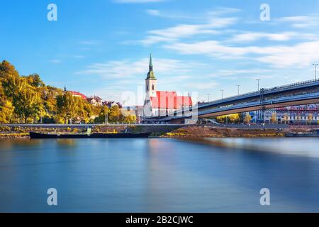 Altstadt und Dom von Bratislava über den Donau-Fluss, Slowakei Stockfoto