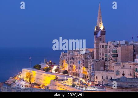 Blick auf Die Dächer Der Altstadt und die anglikanische Pro-Cathedral von St. Paul in der Nacht, Valletta, Hauptstadt von Malta Stockfoto