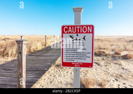 Be Shark Smart Schild mit Great White Shark am Town Neck Beach, Sandwich, Cape Cod, Massachusetts USA Stockfoto