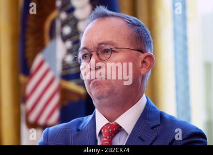 Washington, Vereinigte Staaten. März 2020. Amtierender Stabschef Mick Mulvaney beobachtet, wie Präsident Donald Trump bei einem Treffen im Oval Office im Weißen Haus in Washington, DC am 2. März 2020 mit den Medien über das Coronavirus spricht, während er sich mit dem kolumbianischen Präsidenten Ivan Duque Marquez trifft (nicht abgebildet). Foto von Kevin Dietsch/UPI Credit: UPI/Alamy Live News Stockfoto