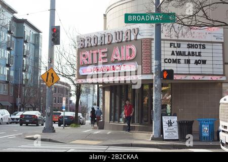 Ein Mann, der aus der Rite Aid Pharmacy auf der Broadway-Straße in Seattle, Washington, USA läuft. Stockfoto