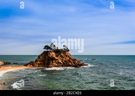 Sonnenuntergang in Cala Cap Roig von Playa de Aro an der Costa brava von Girona Stockfoto