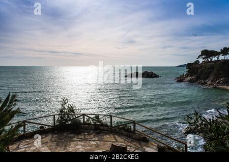 Sonnenuntergang in Cala Cap Roig von Playa de Aro an der Costa brava von Girona Stockfoto