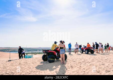 MUI NE - VIETNAM - 24. APRIL 2019: Unbekannter Touristen genießen, der Quad Bike oder leistungsfähige off-road Allradantrieb ATVs am White Sand Dünen auf Stockfoto