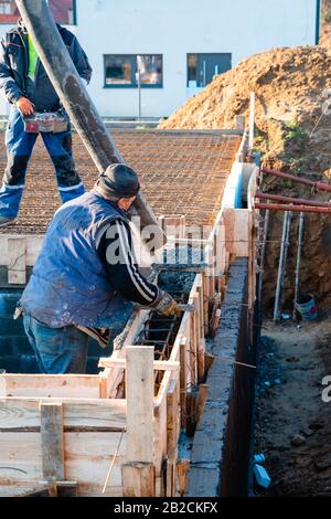 Gießen Sie die Decke mit Beton aus dem Pumpenrohr Stockfoto