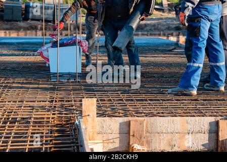 Gießen Sie die Decke mit Beton aus dem Pumpenrohr Stockfoto