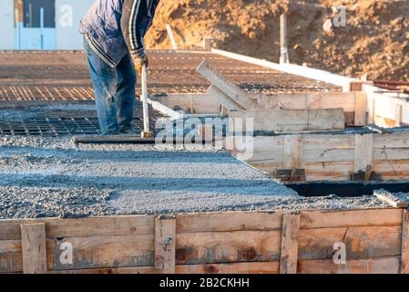 Gießen Sie die Decke mit Beton aus dem Pumpenrohr Stockfoto