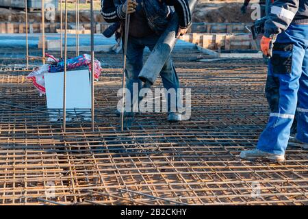 Gießen Sie die Decke mit Beton aus dem Pumpenrohr Stockfoto