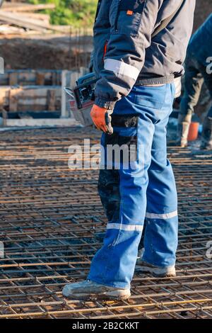 Gießen Sie die Decke mit Beton aus dem Pumpenrohr Stockfoto