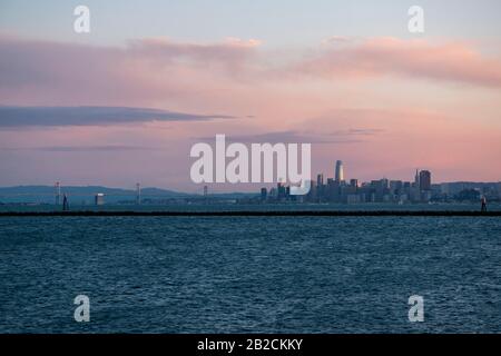 Die Skyline von San Francisco kann bei Sonnenuntergang vom Point Richmond, CA, aus gesehen werden. Stockfoto