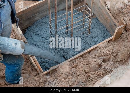 Gießen Sie die Decke mit Beton aus dem Pumpenrohr Stockfoto