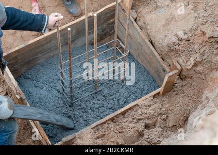 Gießen Sie die Decke mit Beton aus dem Pumpenrohr Stockfoto