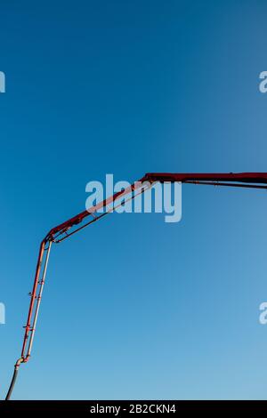 Gießen Sie die Decke mit Beton aus dem Pumpenrohr Stockfoto