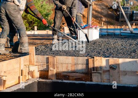 Gießen Sie die Decke mit Beton aus dem Pumpenrohr Stockfoto