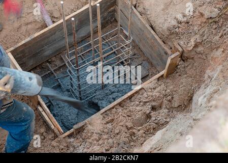 Gießen Sie die Decke mit Beton aus dem Pumpenrohr Stockfoto