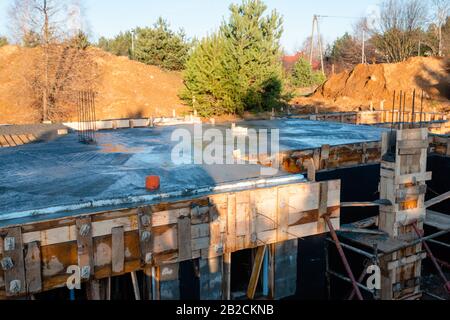 Gießen Sie die Decke mit Beton aus dem Pumpenrohr Stockfoto