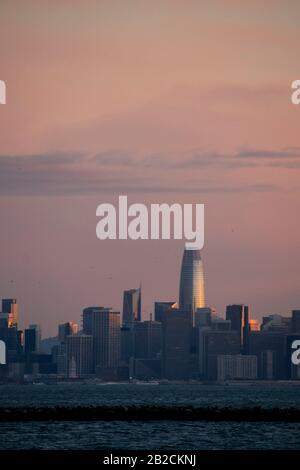 Die Skyline von San Francisco kann bei Sonnenuntergang vom Point Richmond, CA, aus gesehen werden. Stockfoto