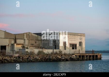 Die Skyline von San Francisco kann bei Sonnenuntergang vom Point Richmond, CA, aus gesehen werden. Stockfoto