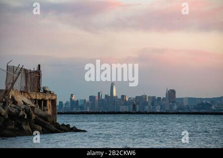 Die Skyline von San Francisco kann bei Sonnenuntergang vom Point Richmond, CA, aus gesehen werden. Stockfoto