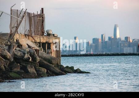 Die Skyline von San Francisco kann bei Sonnenuntergang vom Point Richmond, CA, aus gesehen werden. Stockfoto