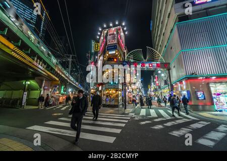 Tokio, JAPAN - FEBRUAR 2019: Menschenmassen Undefinierte Menschen, die in der Nachtmarktstraße an der station shimbashi spazieren, die eine Shopping-Neon-Straße in Febuary ist Stockfoto