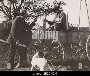 Antiquitätenfoto von 1898, indianischer gebürtiger Amerikaner Joseph Mingo (1826-1913) und ein weißer Gentleman "Talking Politics" in Martha's Vineyard, Massachusetts. QUELLE: ORIGINALFOTO Stockfoto