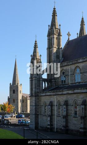 Die Church of Ireland Conwal Parish Church liegt direkt gegenüber der St Eunan's Cathedral (rechts) in der irischen Stadt Letterkenny im County Donegal. Stockfoto