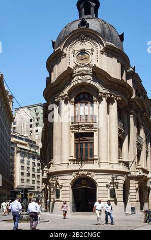 Bolsa de Comercio; Börse Santiago; SSE; altes Gebäude im französischen Stil; 1917; Dreieck; Südamerika; Santiago, Chile, Sommer Stockfoto