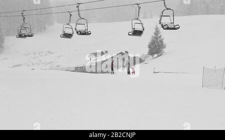 Skifahren und Spaß im Schnee haben Stockfoto