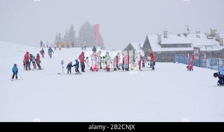 Skifahren und Spaß im Schnee haben Stockfoto