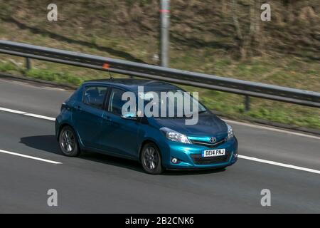 Toyota Yaris Icon + Vvt-i Transport, moderne Fahrzeuge, Salonwagen, Fahrzeug auf britischen Straßen, Motoren, Fahren auf der Autobahn M6 Stockfoto