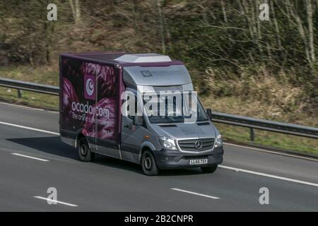 Ocado Lieferwagen für Lebensmittelgeschäfte, die auf der Autobahn M6 in der Nähe von Preston in Lancashire fahren Stockfoto