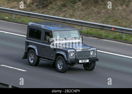 Land Rover Defender 90 Xs Td Grey Transport, moderne Fahrzeuge, Salonwagen, Fahrzeug auf britischen Straßen, Motoren, Fahren auf der Autobahn M6 Stockfoto