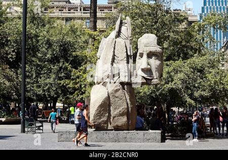 Denkmal für Eingeborene, Mapuche, Skulptur, Beton, Granit, umstrittenes zerbrochenes Gesicht, Plaza de Armas, öffentliche Kunst, 1992, Enrique E. Villalob Stockfoto