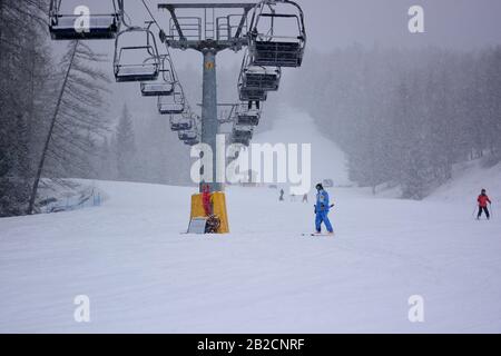 Skifahren und Spaß im Schnee haben Stockfoto