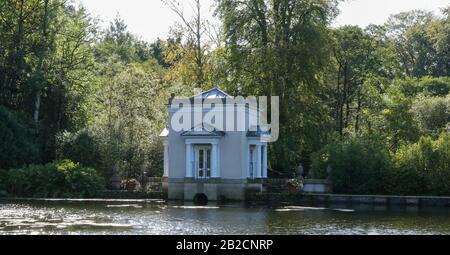 Am frühen Nachmittag Sonnenschein im Herbst auf dem Wald und Dem Oval Lake neben Dem Nymphaeum in der preisgekrönten Parklandschaft im Oakfield Park, County Donegal. Stockfoto