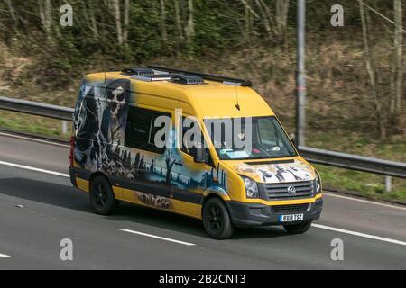 VW Volkswagen Crafter RV Wohnmobil Wohnmobil Wohnmobil auf der Autobahn M6 in der Nähe von Preston in Lancashire, Großbritannien Stockfoto