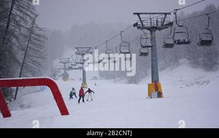 Skifahren und Spaß im Schnee haben Stockfoto